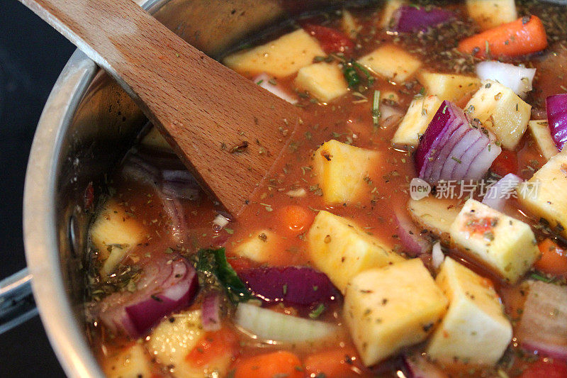 鸡肉炖/蔬菜砂锅煮，蔬菜汤